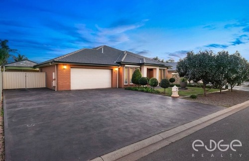 Munno Para House | Spacious 4-Bedroom Home with Hot Tub & Family-Friendly Vibes
