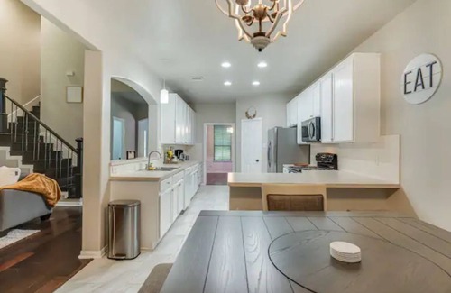 Universal City House | Spacious Home with Kitchen & Pet-Friendly Amenities