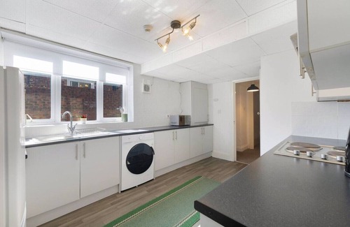 Sunderland House | Large Spacious Home|Parking|8 bedrooms|sleeps 14