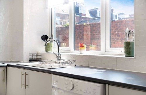 Sunderland House | Large Spacious Home|Parking|8 bedrooms|sleeps 14