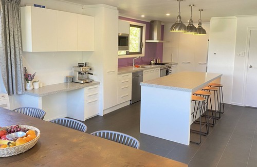 Lowburn House | Ideal Family Retreat with Lake View and Kitchen Amenities