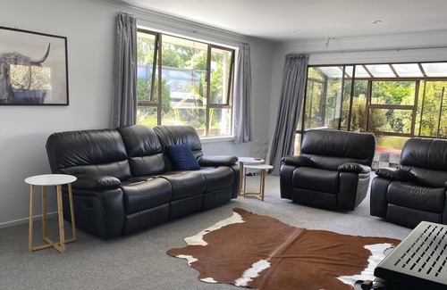 Lowburn House | Ideal Family Retreat with Lake View and Kitchen Amenities