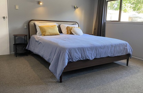 Lowburn House | Ideal Family Retreat with Lake View and Kitchen Amenities