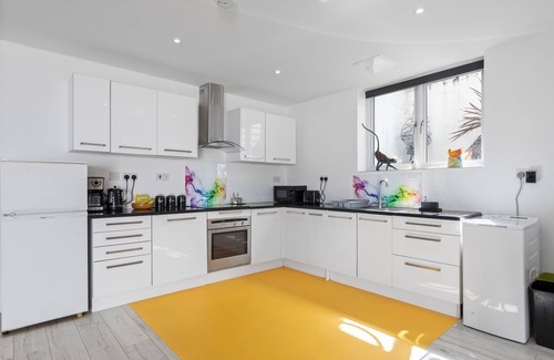 Hammersmith and Fulham Apartment | Spacious Studio in Hammersmith: Pool & Spa Amenities