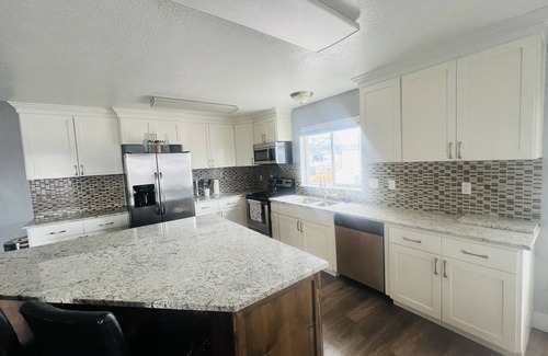 Smithfield Apartment | Spacious Studio with King Bed: Breakfast & Family-Friendly