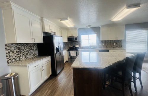 Smithfield Apartment | Spacious Studio with King Bed: Breakfast & Family-Friendly