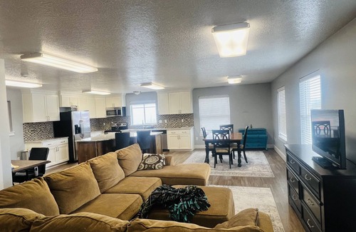 Smithfield Apartment | Spacious Studio with King Bed: Breakfast & Family-Friendly
