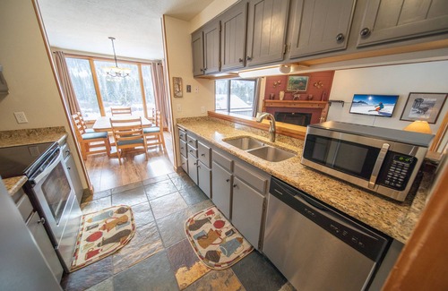 Lakeside Village Condo | Exceptional Studio Condo with Pool in Lakeside Village