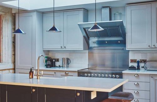 Cheltenham House | Stylish Cotswold Cottage for Families - Pet Friendly & EV Charging