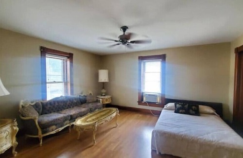 Plainfield Apartment | Victorian Farm Style Suite with Hot Tub in Downtown Plainfield