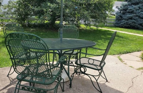 Plainfield Apartment | Victorian Farm Style Suite with Hot Tub in Downtown Plainfield