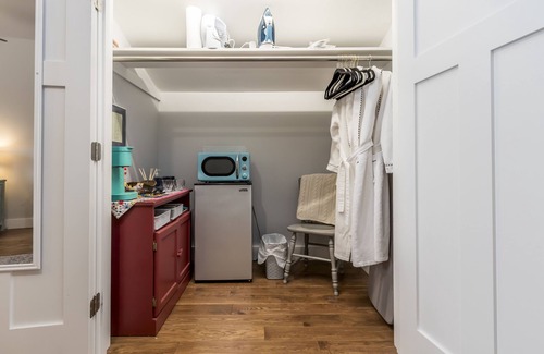 Brunswick Apartment | Spacious Suite with Private Bath Near Thomas Pt. Beach