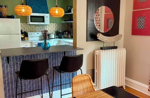 Oak Park Apartment | Sunny 3 Bedroom Apartment Near Downtown Oak Park