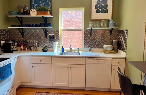 Oak Park Apartment | Sunny 3 Bedroom Apartment Near Downtown Oak Park