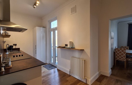 Catford Apartment | Bright Two-Bedroom Apartment in London with Amazing Amenities