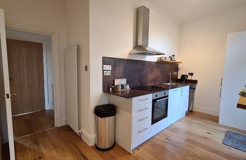Catford Apartment | Bright Two-Bedroom Apartment in London with Amazing Amenities