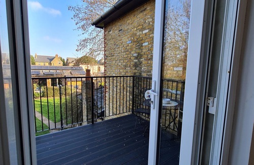 Catford Apartment | Bright Two-Bedroom Apartment in London with Amazing Amenities