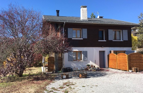 Barcelonnette Ski Chalet | Delightful Garden-Level T2 in Barcelonnette with Pool
