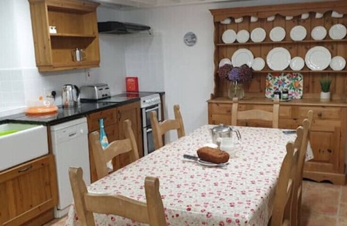 Monageer House | Inviting Thatched Farmhouse with Family-Friendly Amenities