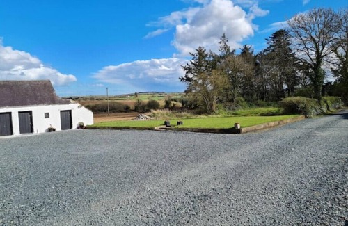 Monageer House | Inviting Thatched Farmhouse with Family-Friendly Amenities