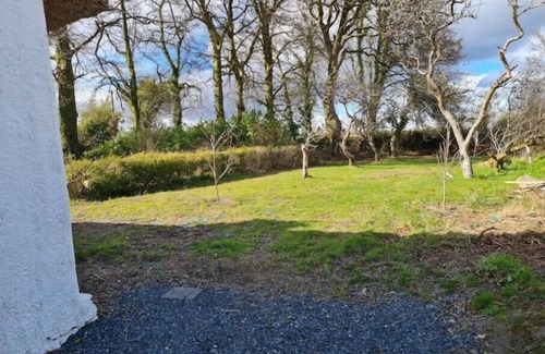 Monageer House | Inviting Thatched Farmhouse with Family-Friendly Amenities