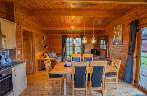 East Huntspill Cabin | Spacious Three-Bedroom Lodge with Private Hot Tub by River