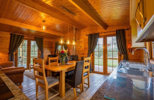 East Huntspill Apartment | Spacious Three-Bedroom Log Cabin with River Views & Hot Tub