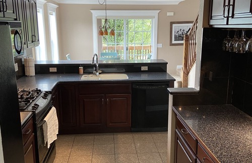 Bellaire Condo | Beautiful Townhouse with Ocean View Just Steps from Bellaire