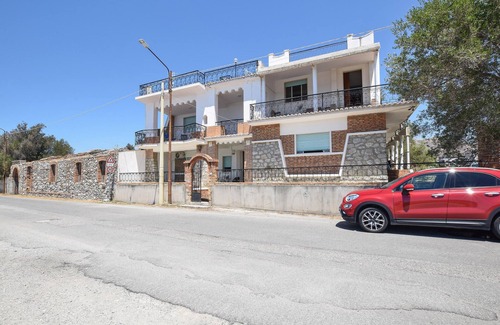 Lazzaro House | Spacious Family Retreat with Ocean Views and Pet-Friendly Perks