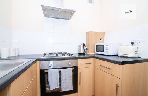 Brierley Hill Apartment | Central One Bedroom Flat with Kitchen, Near Shopping Options