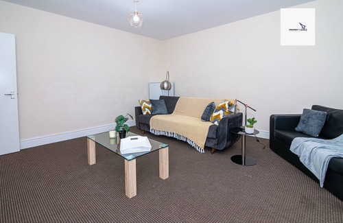 Brierley Hill Apartment | Central One Bedroom Flat with Kitchen, Near Shopping Options