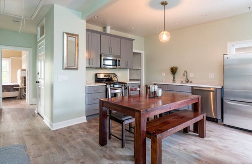 Oak Center House | Victorian Retreat with Gated Parking Near San Francisco