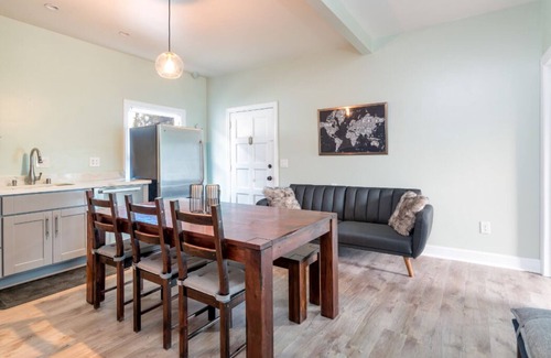 Oak Center House | Victorian Retreat with Gated Parking Near San Francisco
