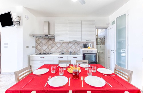 Salve Villa | Inviting Villa with Pool and Rooftop Jacuzzi Retreat