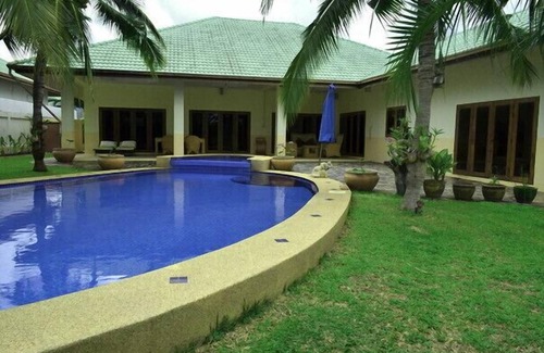 Nong Kae House | Spacious Villa with Private Pool for 10 Guests Retreat