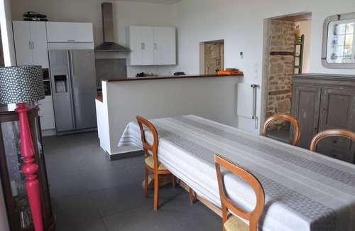 Le Gue-de-Velluire House | Spacious Village House with Kitchen & Breakfast at Velluire
