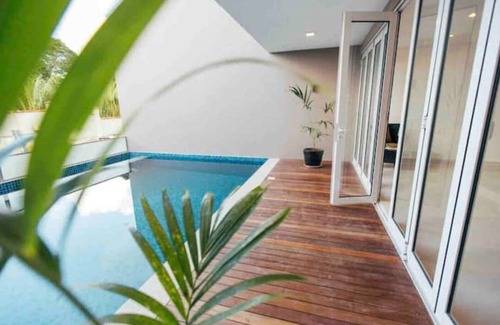 La Misere Villa | Large VIP Bedroom in Deluxe Pool CliffHanger Villa