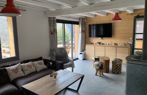 Molines-en-Queyras Ski Chalet | Welcoming Chalet Retreat with Hot Tub and Spa Amenities