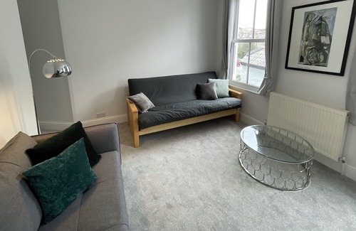 Newlyn Apartment | Modern Oceanfront Home in Newlyn, Rated 10/10 by Guests