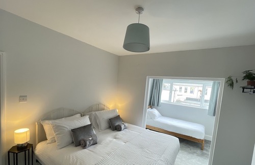 Newlyn Apartment | Modern Oceanfront Home in Newlyn, Rated 10/10 by Guests