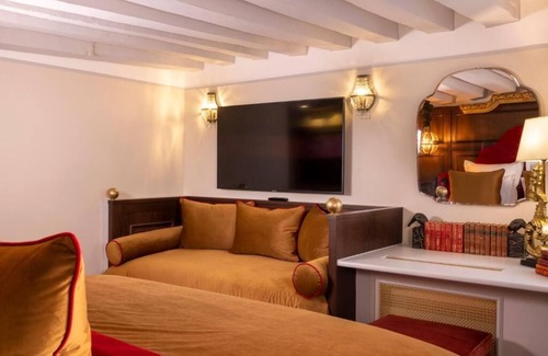 Saint-Germain-des-Pres Apartment | Experience a Masterpiece Stay in the Heart of St-Germain