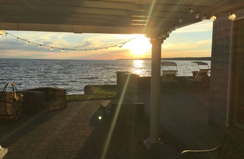 Blossvale House | Relaxing Lake Front Retreat at Sylvan Beach