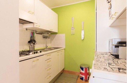 Rione XI Sant'Angelo Apartment | Discover Largo Argentina: Apt for 6 with Inviting Terrace