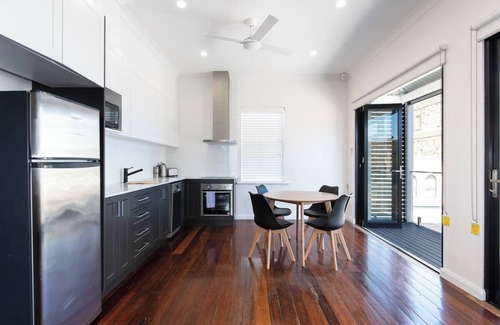 Largs Bay House | Largs Bay 'Oasis' - Jetty Views - Beach - A walk to the beach