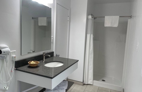 Willits Hotel | Cozy Lark Motel: Family-Friendly with Breakfast & Kitchen