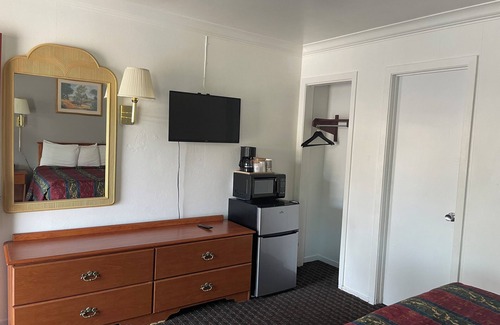 Willits Hotel | Cozy Lark Motel: Family-Friendly with Breakfast & Kitchen