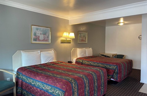 Willits Hotel | Cozy Lark Motel: Family-Friendly with Breakfast & Kitchen
