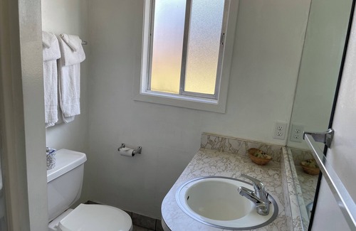 Willits Hotel | Cozy Lark Motel: Family-Friendly with Breakfast & Kitchen