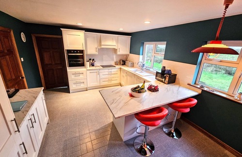 Caragh House | Exceptional Lark Rise Holiday Home with Spa & Pet-Friendly Amenities