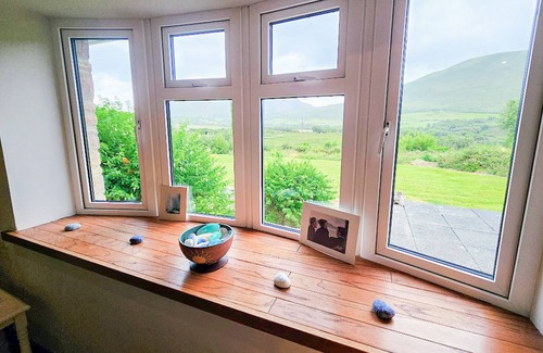 Caragh House | Exceptional Lark Rise Holiday Home with Spa & Pet-Friendly Amenities